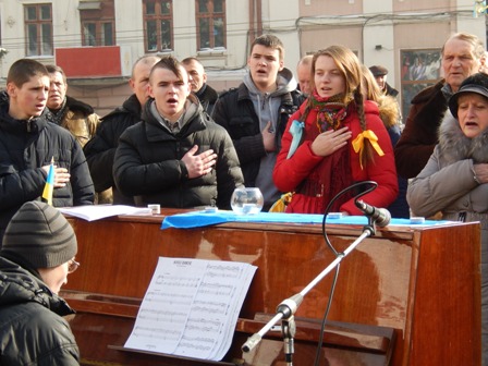 "Романтизьм" - черновицкие студенты и поют гимн Украины под аккомпанемент пианино.