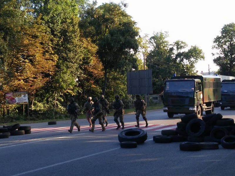 Колонна бронетехники и "зеленые" человечки по дороге на Мукачево (фото)
