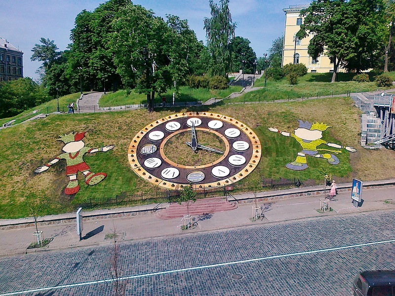 Эти странные часы рядом с Майданом все еще здесь. По желанию Европейского футбольного союза (УЕФА) их устроили на газоне в виде клумбы размером около 11 метров.