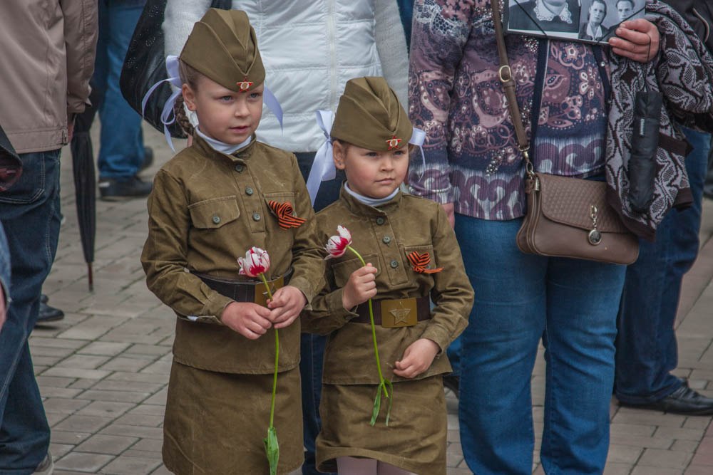 Праздник 9 мая для детей. Дети на параде Победы. Одежда на парад 9 мая для детей. Украинские дети в военной форме. Дети на параде 9 мая.