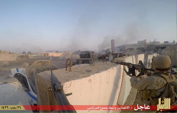 Боевики "Исламского государства" захватили комплекс правительственных зданий в иракском Рамади. Фото
