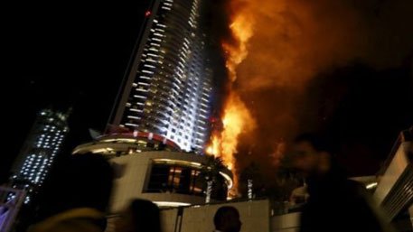 Отель-небоскреб полыхает в центре Дубая, десятки этажей в огне