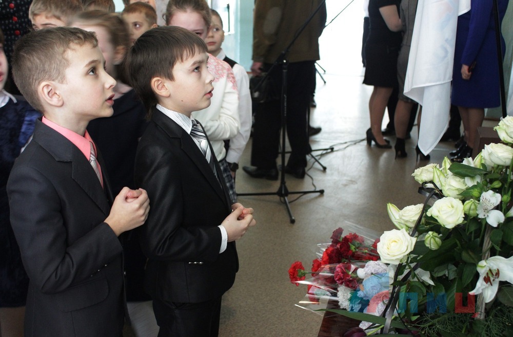 Луганчане открыли табличку в память о погибшем при обстреле ВСУ первокласснике