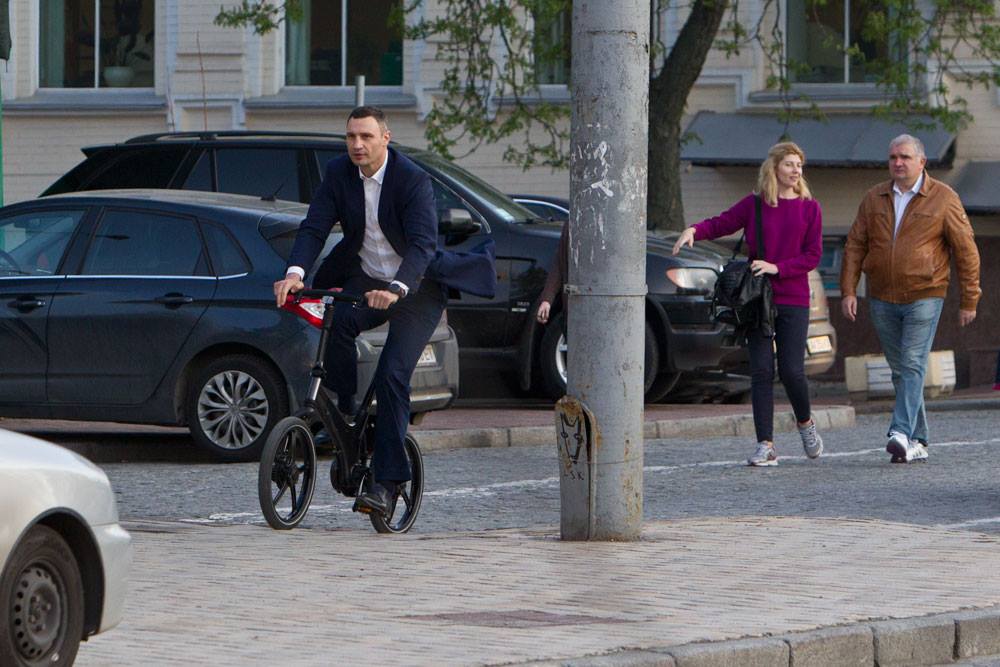 Кличко рассекал по Киеву на велосипеде с электрическим моторчиком