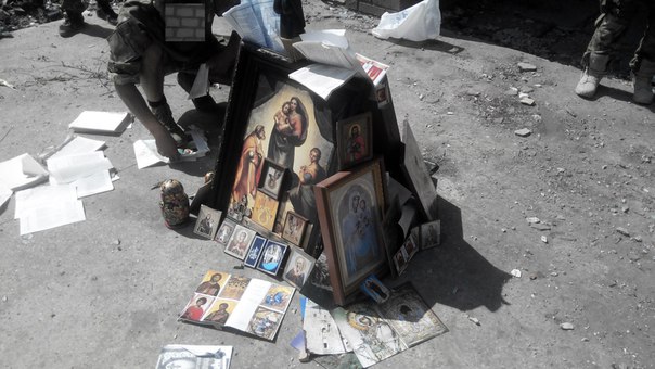 Каратели из батальона "Азов" сожгли православные иконы (фото)
