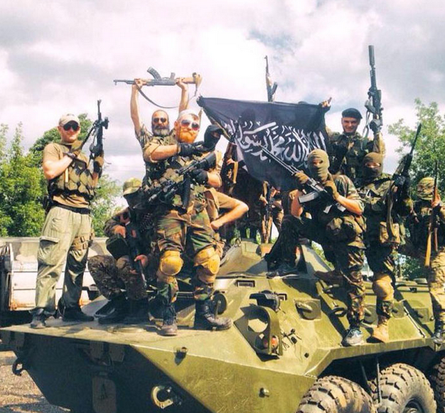  Боевики из батальона «Торнадо» с флагом ИГИЛ