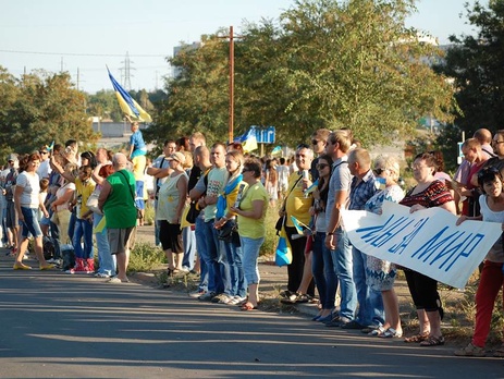 Проукраинские активисты Мариуполя организовали акцию протеста, экс-комбат Семченко их поддержал