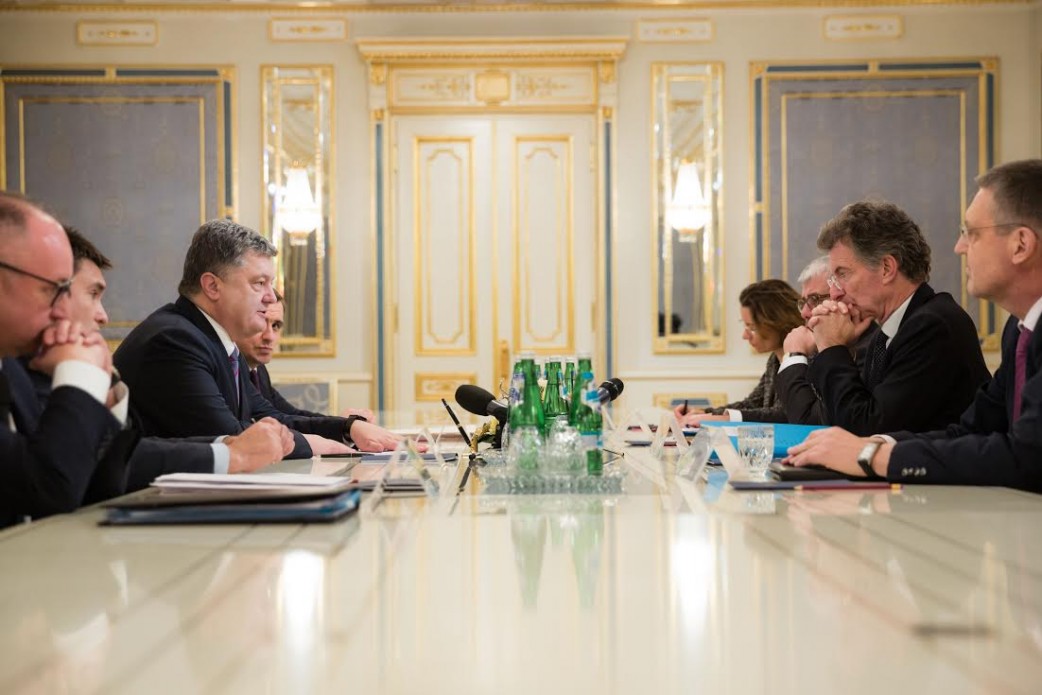 Порошенко обсудил со спецпосланниками Меркель и Олланда выполнение Минских договоренностей