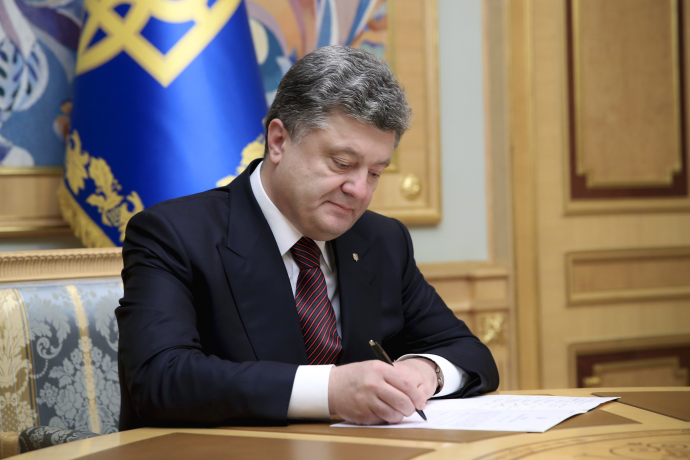 Порошенко подписал закон, который окрестили конституционным переворотом