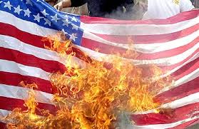 Во Львове бандеровцы жгут флаг США