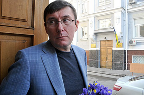 Луценко: Донбасс получит особый статус, когда там будут украинские флаги, патрули, законы