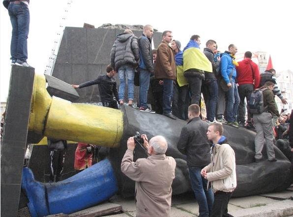 В Краматорске снесен националистами памятник Ленину