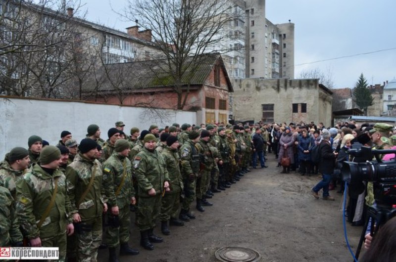 Сегодня, 15 марта, 95 бойцов сводного отряда УМВД в Ивано-Франковской области отправились в так называемою зону АТО на очередную ротацию
