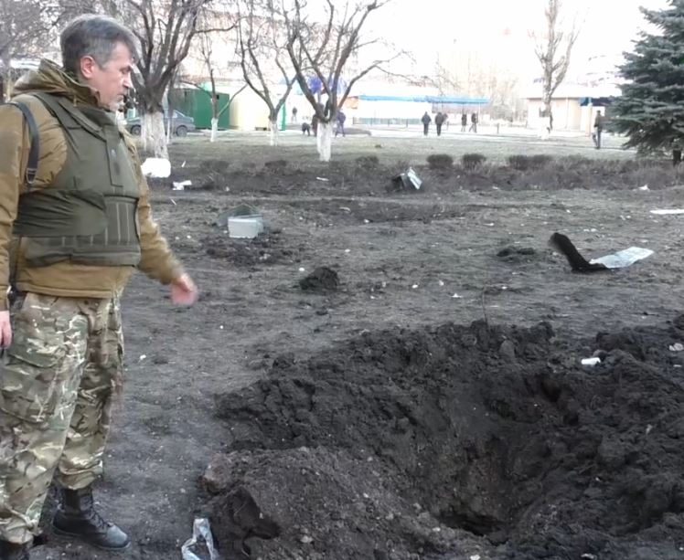 Последствия обстрела больницы № 27 в Донецке (видео)
