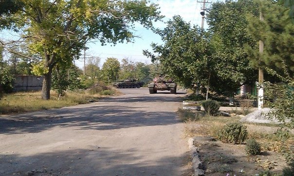 танки ДНР в Новоазовске