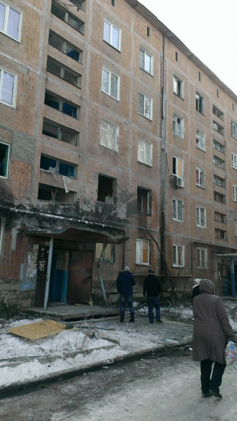 Последствия попадания снаряда ВСУ в ночь с 1 на 2 декабря в Петровском районе Донецка, ул.Стаханова 12.