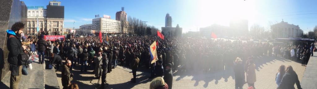 Празднование 23 февраля в центре Донецка