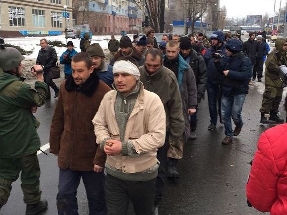 Колонну пленных «киборгов» привели к месту трагедии на остановке в Ленинском районе Донецка (видео)