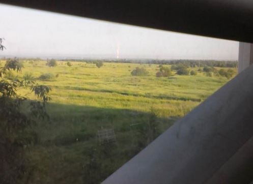 Как стало известно «Голосу Севастополя», по состоянию на 6:30 выстрелы от Донецка плавно перемещаются в сторону Скотоватой. В стороне трассы горит газопровод.