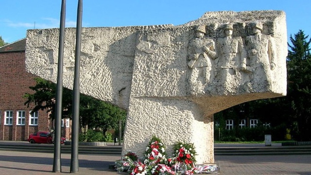 Поляки снесли памятник советским воинам