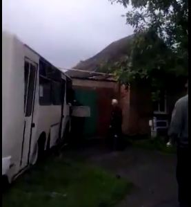 В Артемовске обстреляли рейсовый автобус, есть погибшие (видео)