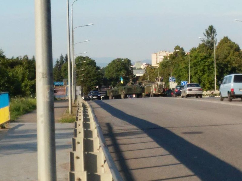 Колонна бронетехники и "зеленые" человечки по дороге на Мукачево