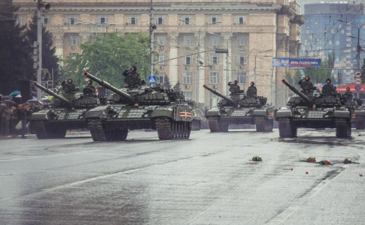 Парад в честь Дня Победы проходит в Донецке