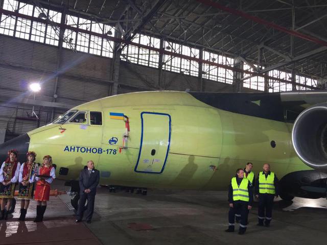 В Киеве презентовали новейший украинский военно-транспортный самолет Ан-178 (фото, видео)