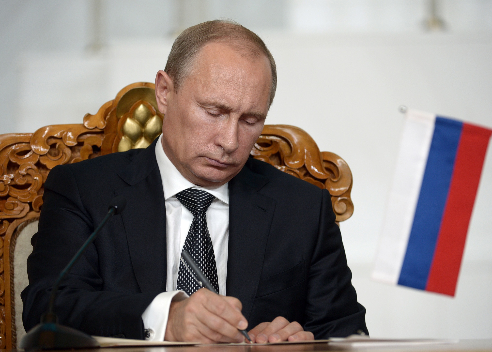 Путин утвердил порядок передачи в собственность Севастополю военного имущества