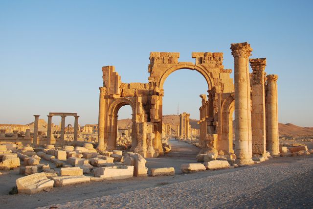 Боевики ИГ взорвали 2000-летнюю триумфальную арку в Пальмире
