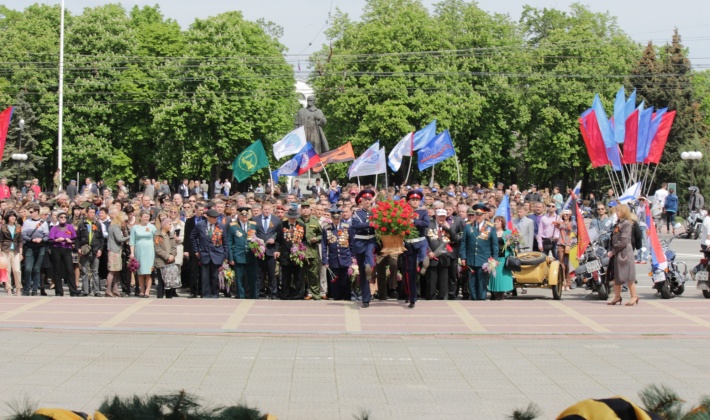 в Луганске возложтл цветы