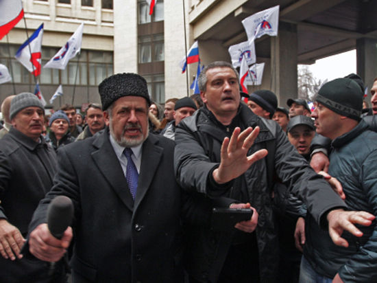 аксенов и татары возле здания парламента