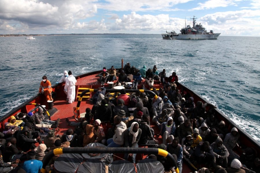 Евросоюз начал охоту на  морских мигрантов