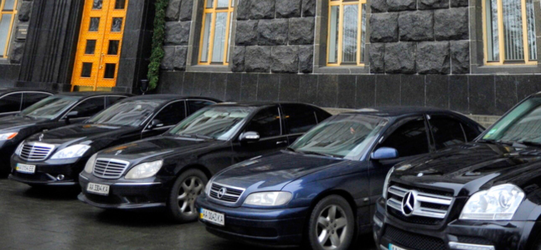 Депутаты Верховной Рады жалуются на жилищные проблемы и старые автомобили