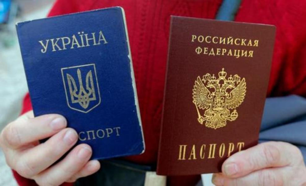 Власти пообещали не отбирать у крымчан украинские паспорта