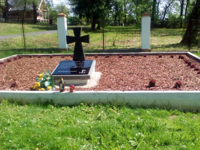 Надпись "бандиты-бандеровцы" появилась на могиле бойцов УПА в Польше