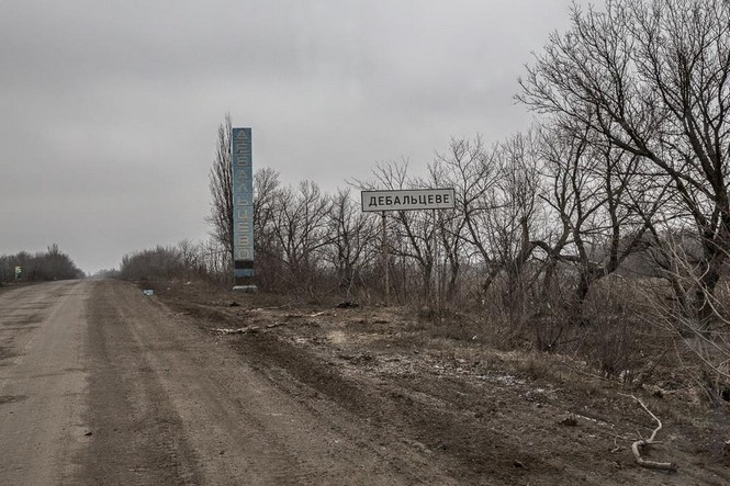 Восстановление трассы из Дебальцево в Донецк завершится в ближайшие два дня, заявили в мэрии Енакиево