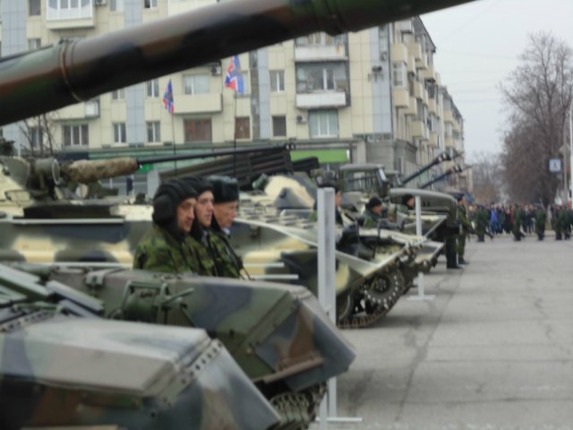 В Луганске состоялось торжественное вручение боевого знамени