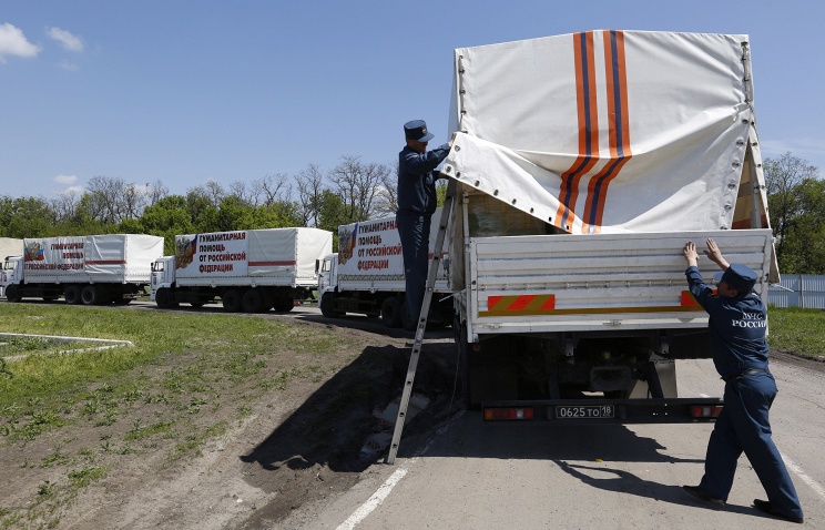 Автомобили МЧС с гумпомощью пересекли границу и двинулись в сторону Донецка и Луганска