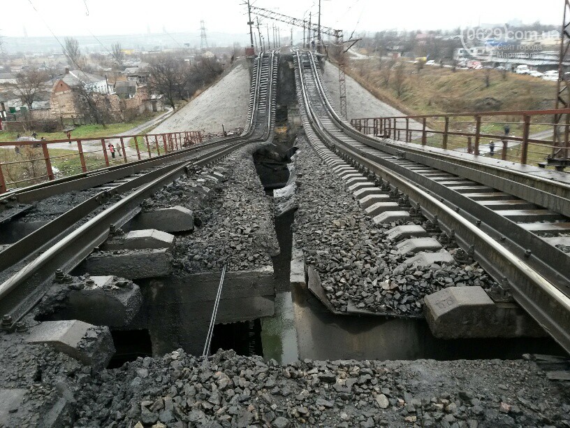 Подорван железнодорожный мост в Мариуполе (фото)