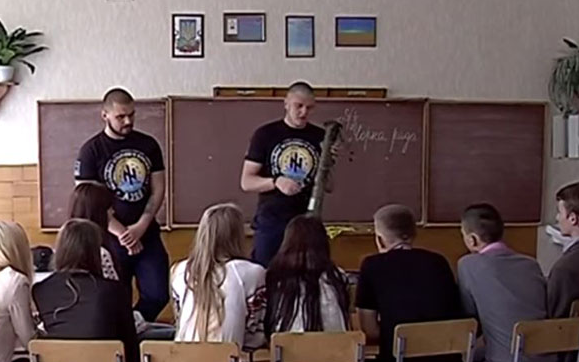 Бойцы «Азова» учат школьников стрелять из гранатомета и метать гранаты (видео)