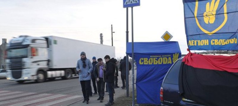 Украинские дальнобойщики перекрыли дорогу в знак протеста против остановки российских фур