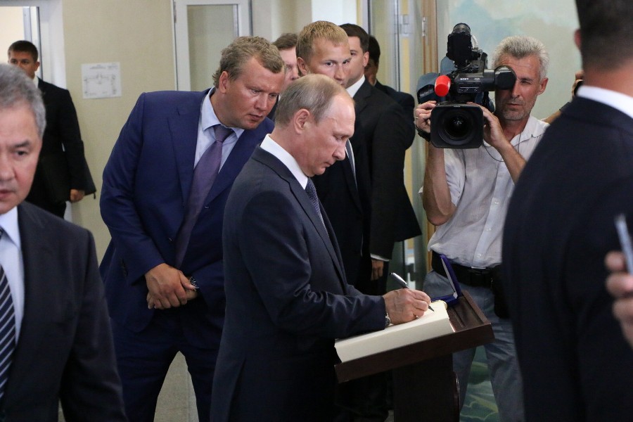 Сегодня Владимир Путин в Севастополе посетил «Малахов курган», кадетское училище  и провел совещание (фото. видео)