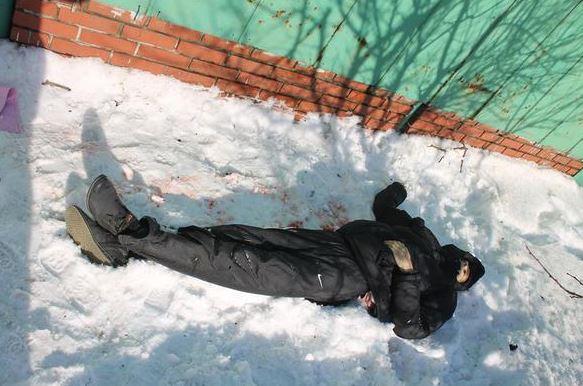 Журналист Грэм Филлипс выложил в Сети фотографии погибшего в результате обстрела мужчины (снято в Куйбышевском районе Донецка).