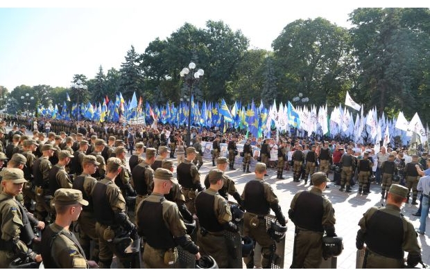 Из-за беспорядков в Киеве и Раде заседание по Конституции отложено