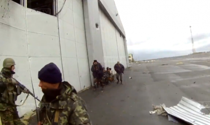 Армия Новороссии ведет боевые действия в аэропорту Донецка (Видео 25 сентября 2014)