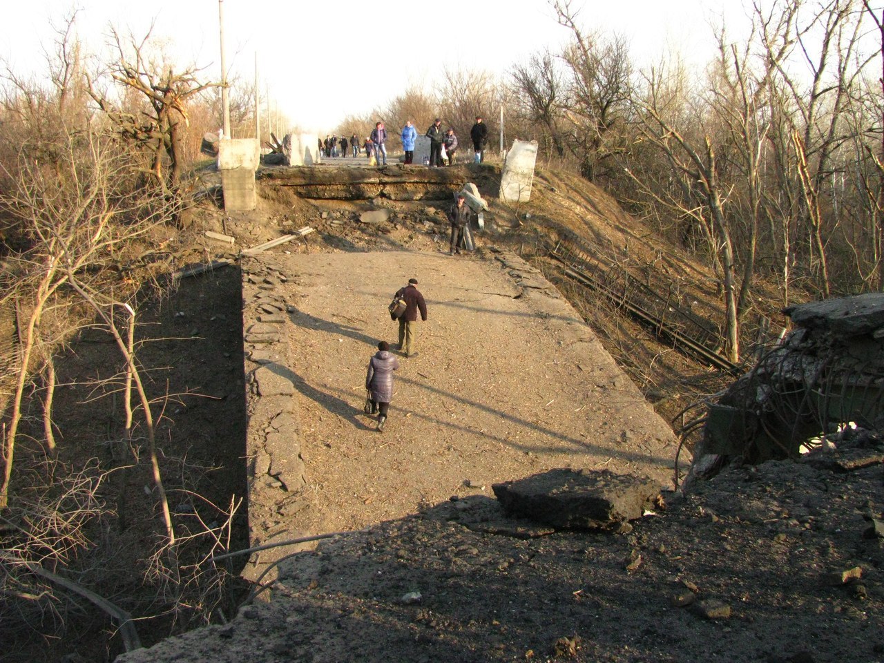 Уничтожен последний автомобильный мост, соединявший ЛНР и Украину (фото, видео)