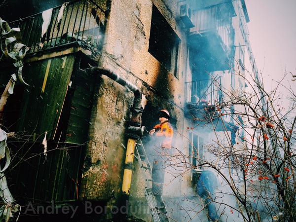 Российский журналист Андрей Бородулин сообщил, что около полудня снаряд ВСУ сжёг подъезд в районе "Площадка" в Донецке, в паре километров от химзавода.
