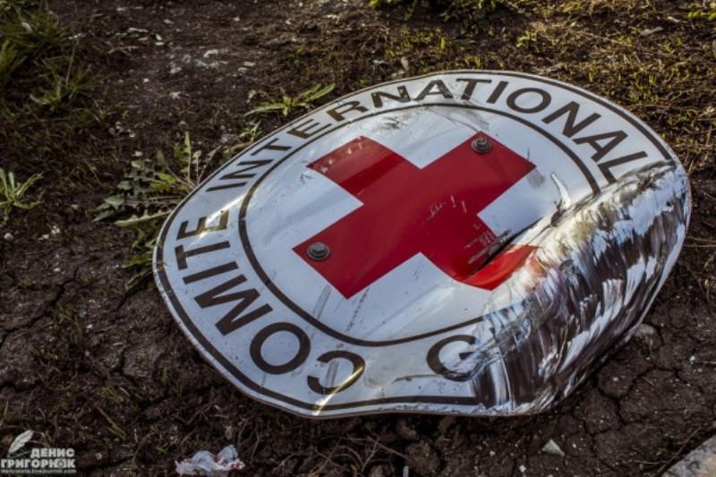 Красный Крест попал в аварию в Донецке. Фоторепортаж
