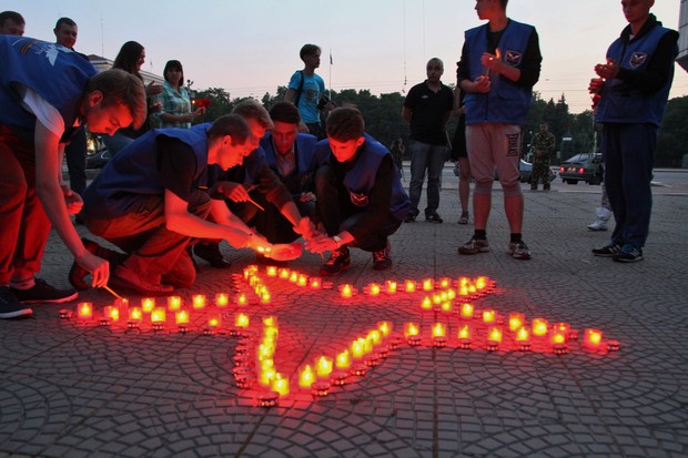 В Луганске зажглись свечи